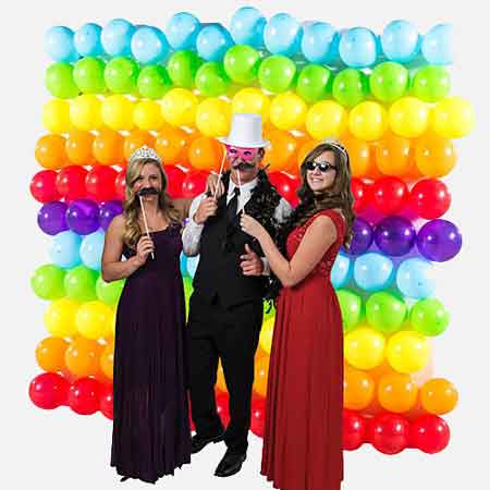 photo booth backdrop board with balloons
